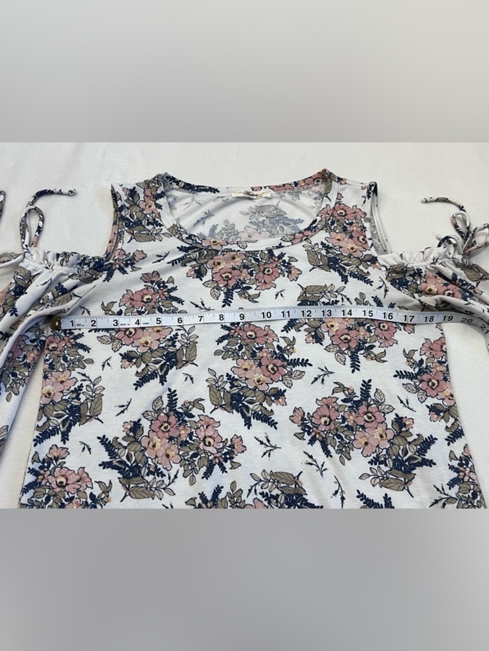 ANDRÉE BY UNIT Women’s White Floral Print Cold Shoulder Blush Pink Blouse Top - Picture 8 of 16